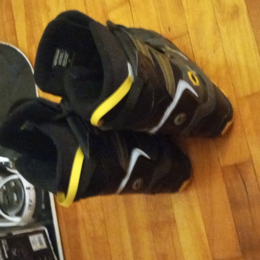 Snowboard boots